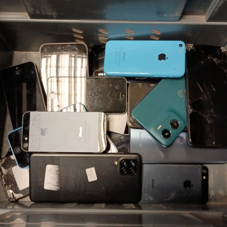 APPROXIMATELY 25 ASSORTED USED PHONES AND PHONE PARTS TO INCLUDE MOTOROLA, NOKIA, APPLE IPHONE, ETC