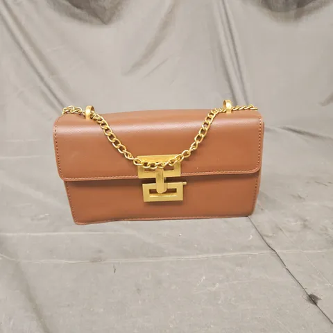 BROWN LEATHER SHOULDER BAG WITH GOLD-TONE CHAIN STRAP AND GEOMETRIC CLASP