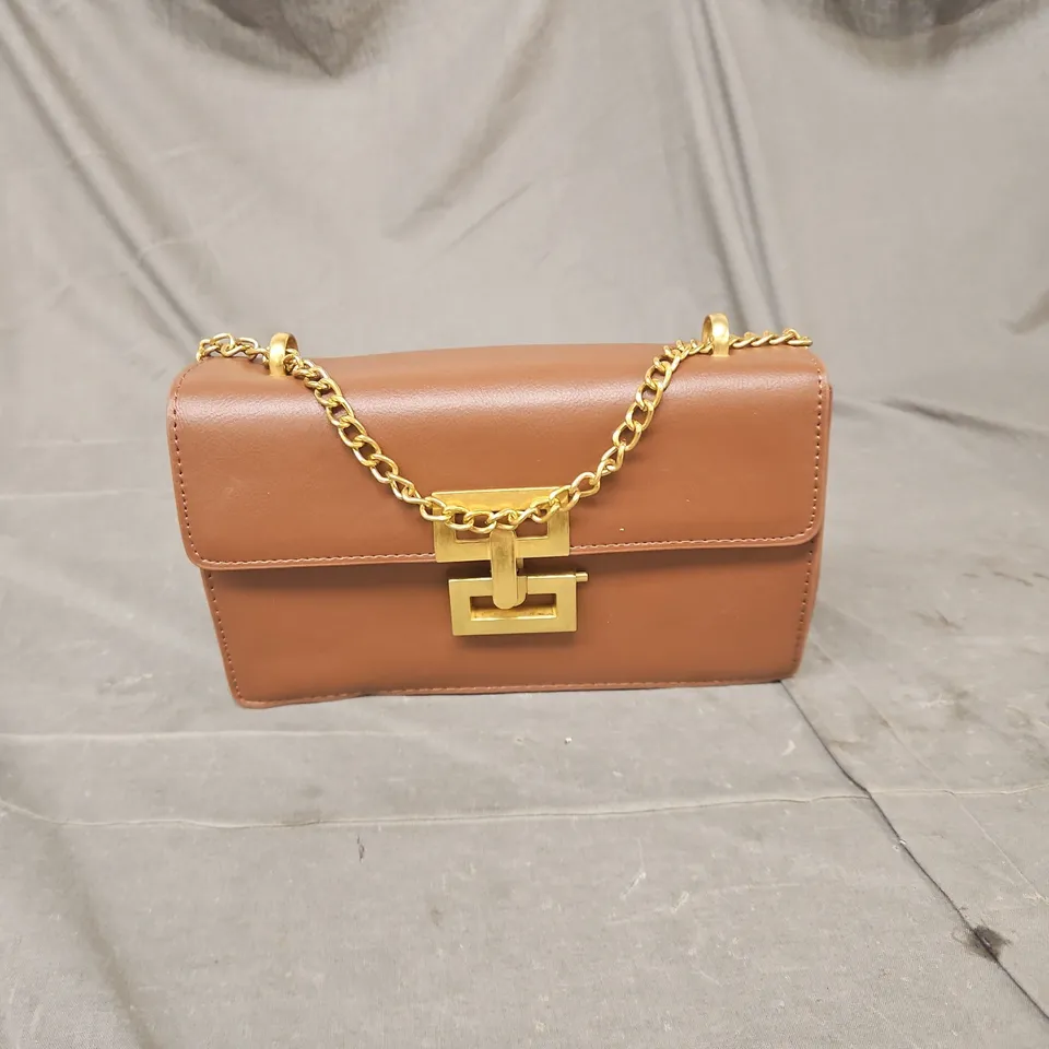 BROWN LEATHER SHOULDER BAG WITH GOLD-TONE CHAIN STRAP AND GEOMETRIC CLASP