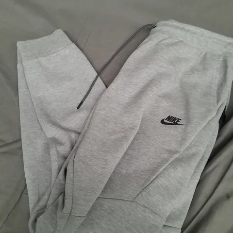NIKE SLIM FIT MAX TAPER LEG JOGGERS IN GREY - LARGE