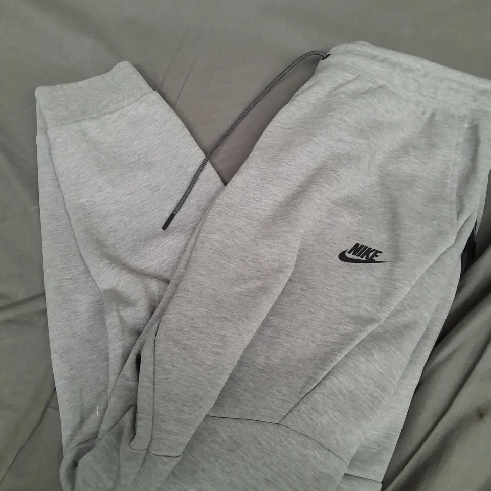 NIKE SLIM FIT MAX TAPER LEG JOGGERS IN GREY - LARGE