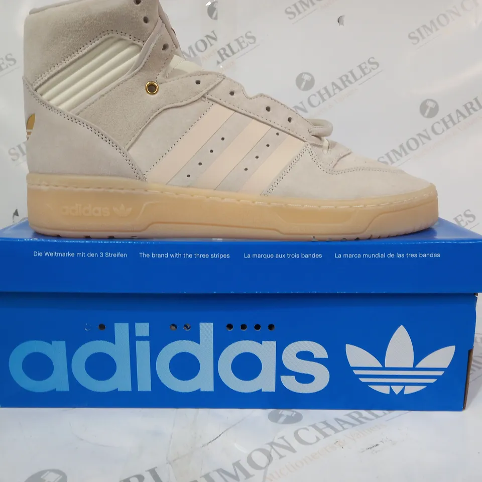 BOXED PAIR OF ADIDAS RIVALRY HI SHOES IN CREAM/GREY UK SIZE 11.5