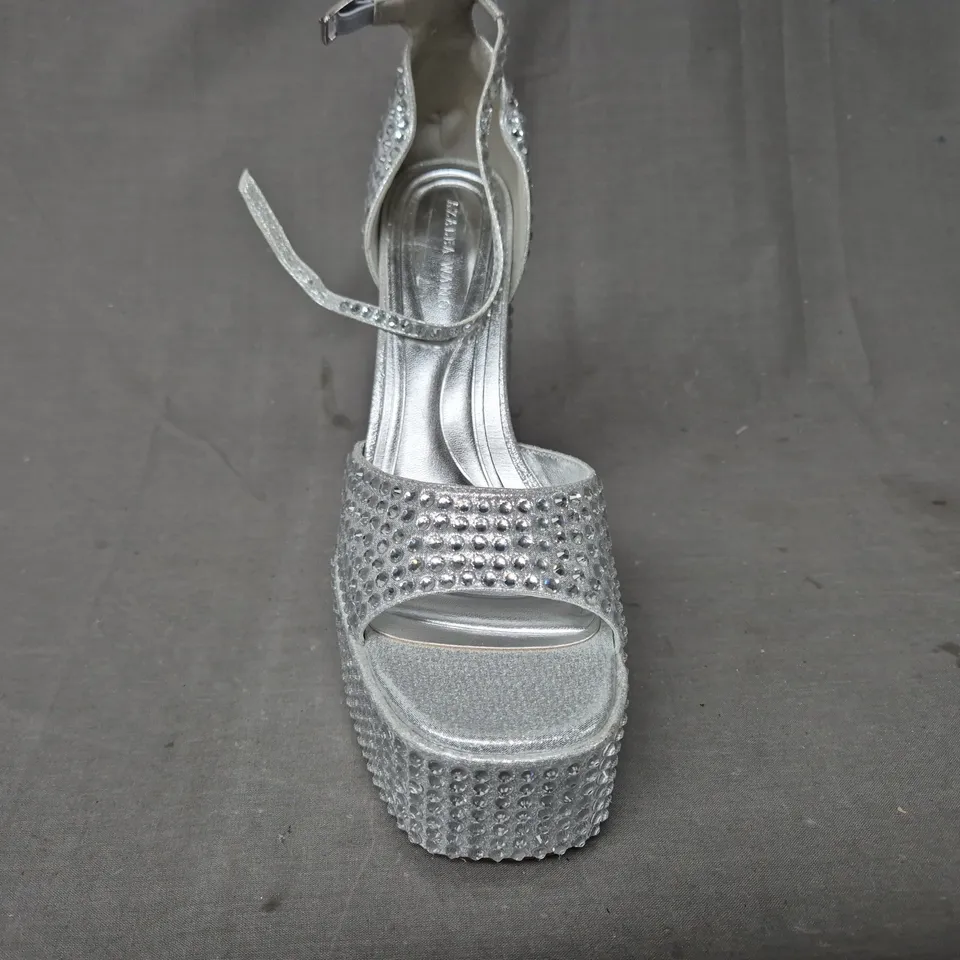 BOXED PAIR OF AZALEA WANG PLATFORM BLOCK HEEL SANDALS IN METALLIC SILVER W. DIAMANTE EFFECT UK SIZE 7