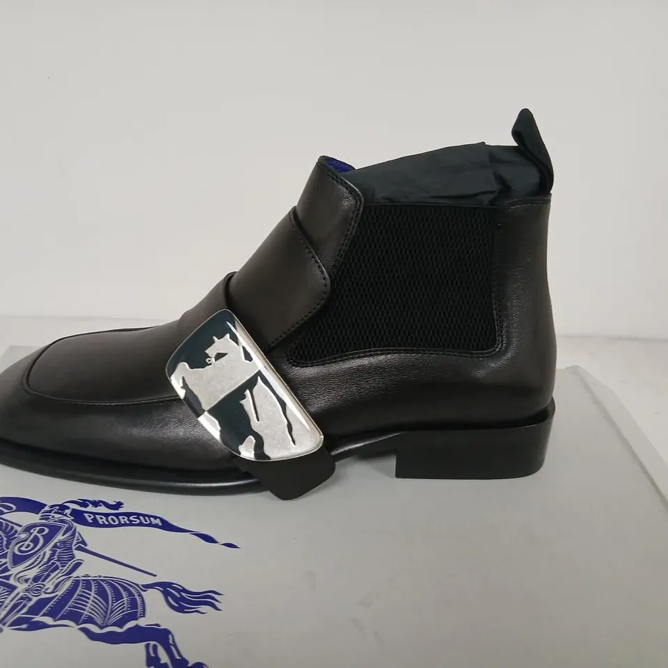 BURBERRY BLACK LEATHER BOOTS – UK 7 (EU 41)