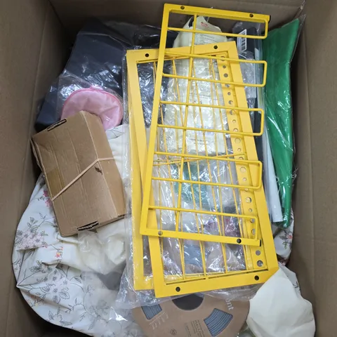 BOX OF APPROXIMATELY 15 ASSORTED HOUSEHOLD ITEMS