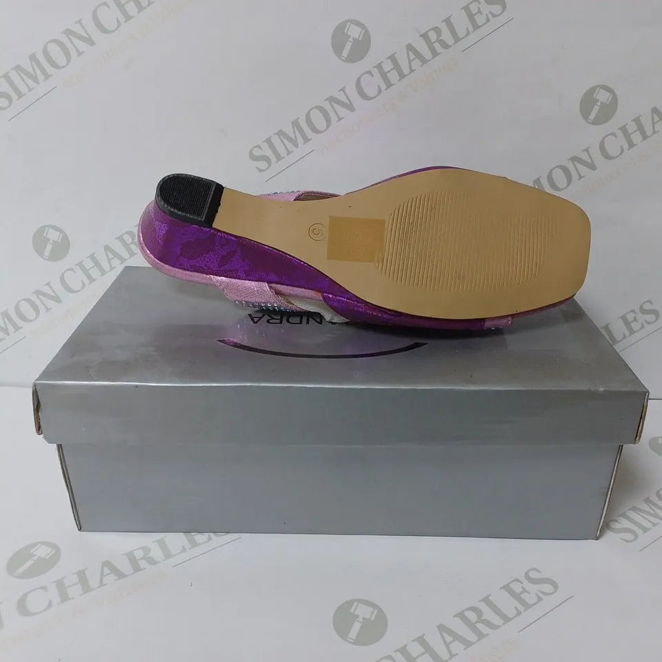 BOXED PAIR OF CASANDRA SANDALS IN FUCHSIA SIZE 5 
