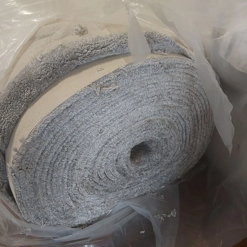 ROLL OF QUALITY SEATTLE CARPET - APPROXIMATELY 30 x 4m