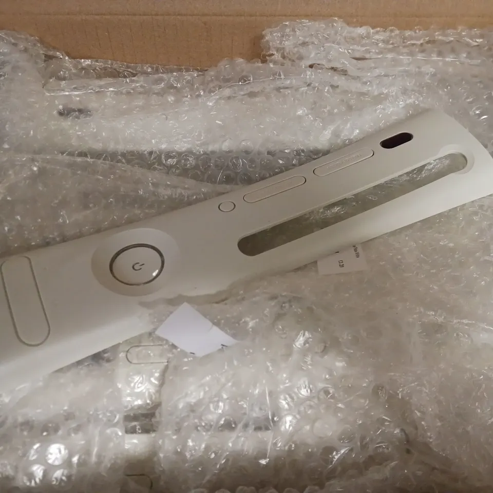 BOX OF APPROXIMATELY 40 ASSORTED XBOX 360 FACE PLATES IN WHITE