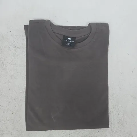 PULL & BEAR T-SHIRT IN BROWN SIZE MEDIUM