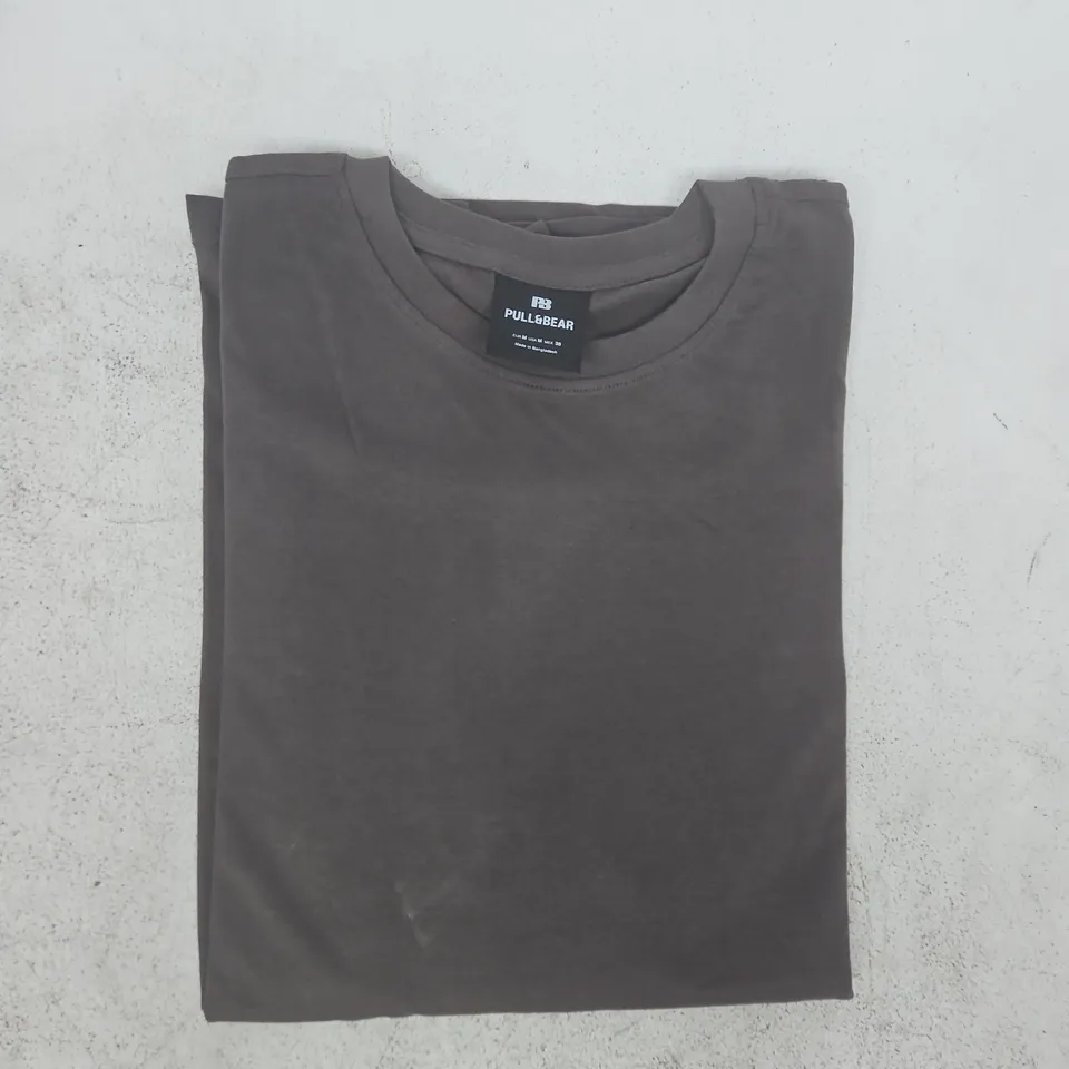 PULL & BEAR T-SHIRT IN BROWN SIZE MEDIUM