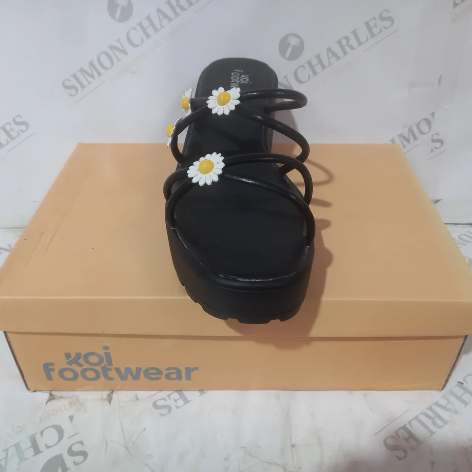 BRAND NEW BOXED PAIR OF KOI VEGAN LEATHER BLOOMING DAISY OASIS STRAPPY SLIDERS IN BLACK UK SIZE 9