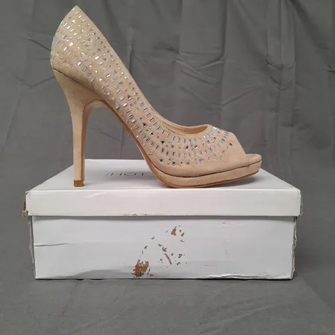 BOXED PAIR OF HOT SOLES OPEN TOE HIGH HEELED SHOES IN NATURAL W. JEWEL EFFECT SIZE 8