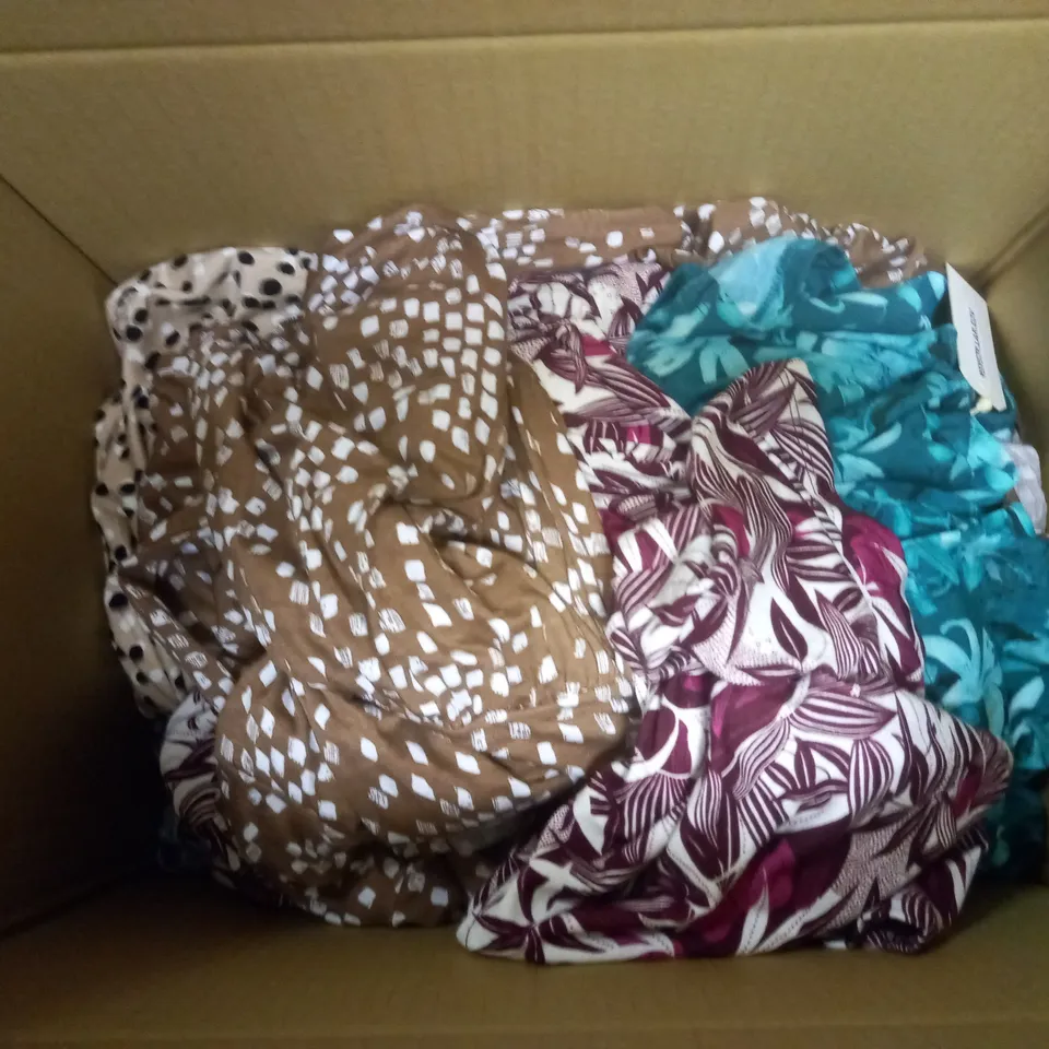 BOX OF APPROX. 10 ASSORTED CLOTHING ITEMS TO INCLUDE - MAISON DE NIMES
