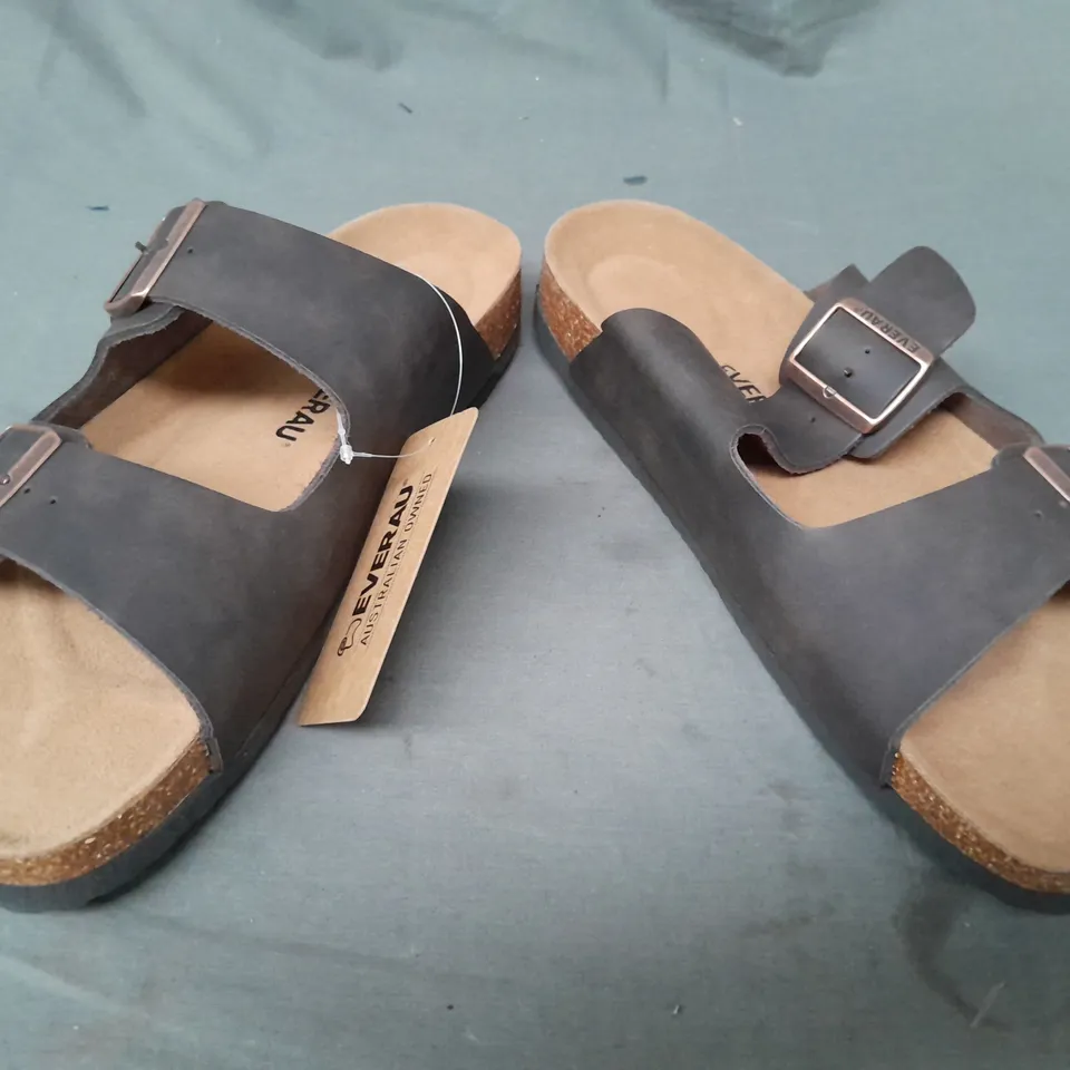 BOXED PAIR OF EVERAU OPEN TOE FOOTBED SANDALS IN DARK BROWN UK SIZE 14