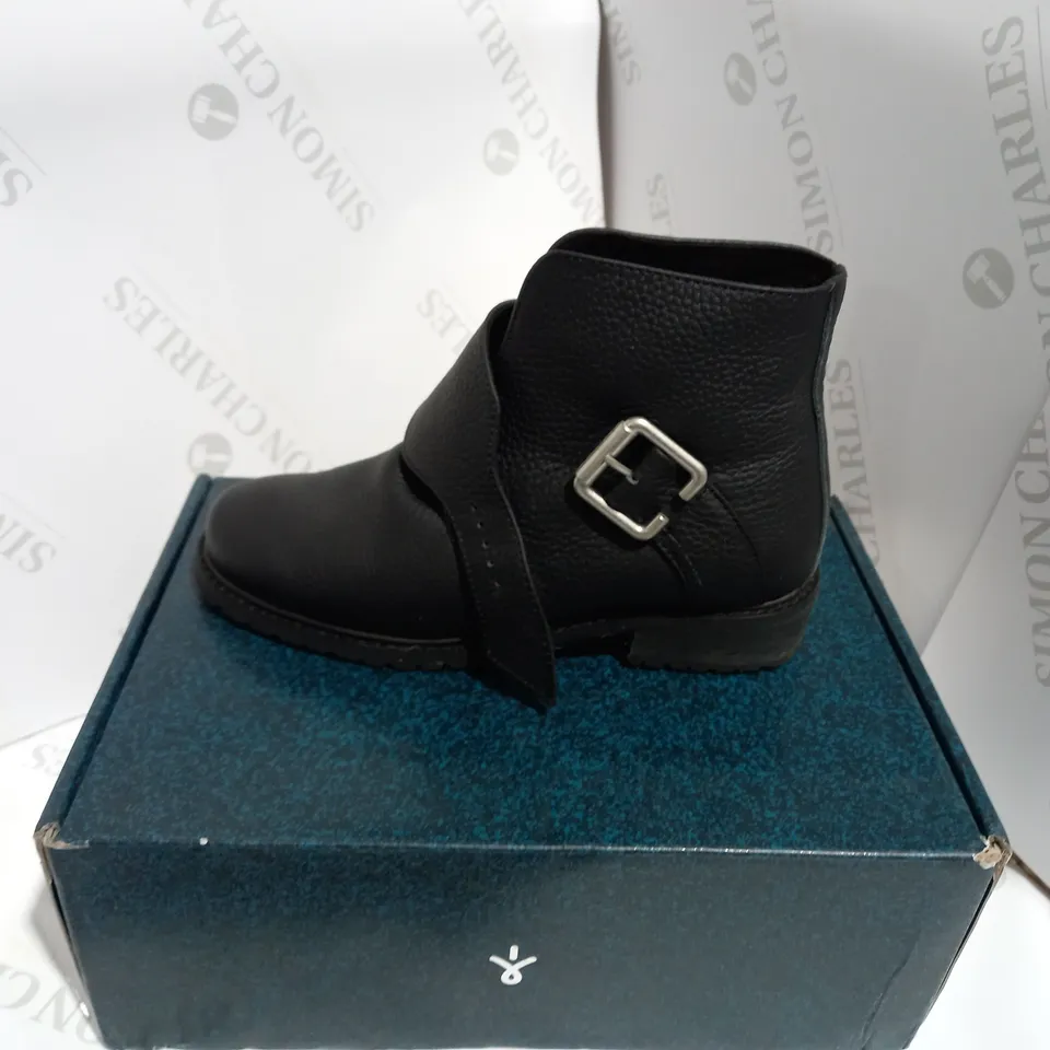 BOXED PAIR OF EMU BLACK LINED ANKLE BOOTS  - SIZE 4