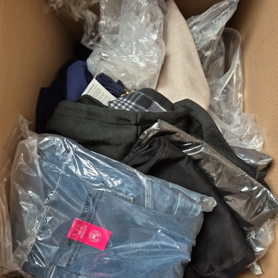 APPROXIMATELY 20 ASSORTED CLOTHING ITEMS IN VARIOUS SIZES AND STYLES TO INCLUDE - JEANS, DRESS, JACKET, ETC