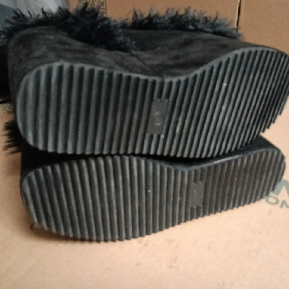 BOXED WOMEN'S BLACK FAUX-FUR LINED KNEE-HIGH BOOT WITH POM-POM LACES - 5