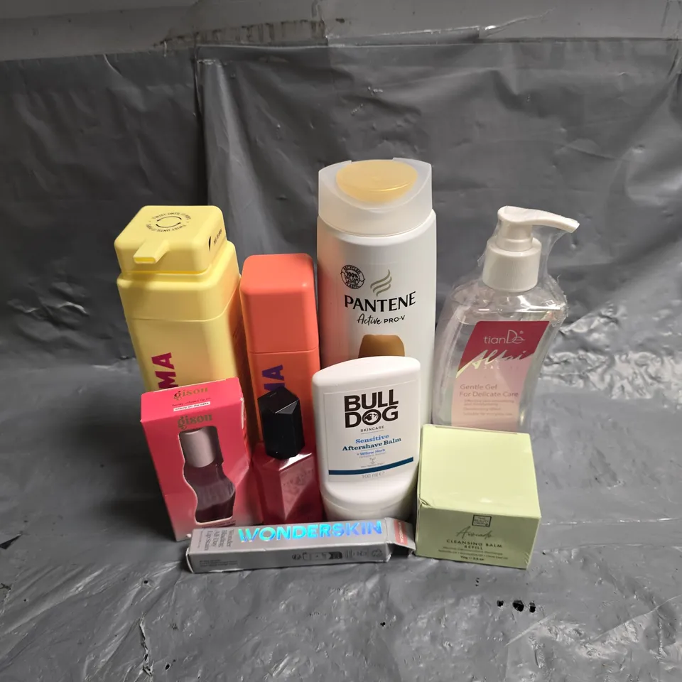 APPROXIMATEY 20 ASSORTED HEALTH AND BEAUTY PRODUCTS TO INCLUDE - BYOMA HYDRATING MILKY TONER - WONDERSKIN LIP STAIN - GISOU HONEY INFUSED LIP OIL - ETC - COLLECTION ONLY