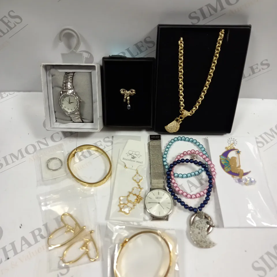 APPROXIMATELY 30 ASSORTED JEWELLERY PRODUCTS TO INCLUDE WATCHES, BRACELETS, EARRINGS ETC 