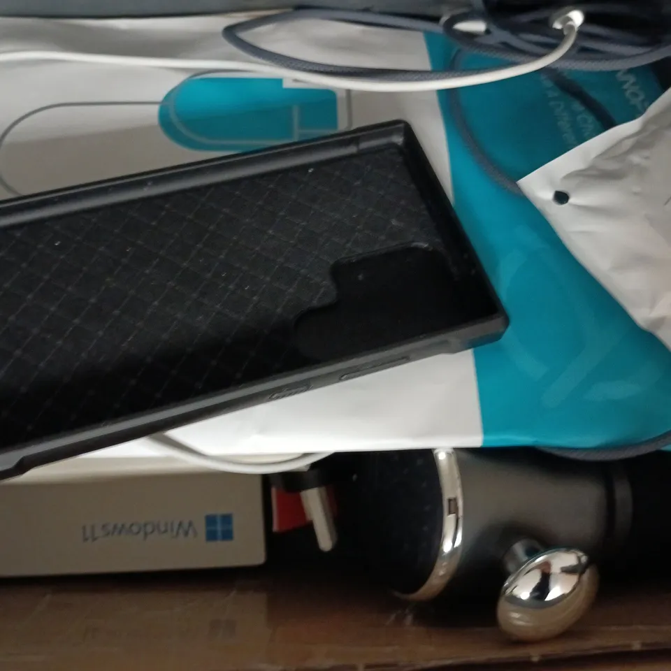 APPROXIMATELY 8 ASSORTED HOUSEHOLD ITEMS TO INCLUDE ELECTRIC RAZOR, SCREEN PROTECTOR, ETC