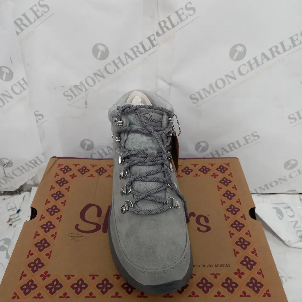 BOXED SKECHERS SYNERGY WARM TECH BOOTS, GREY - SIZE 5 