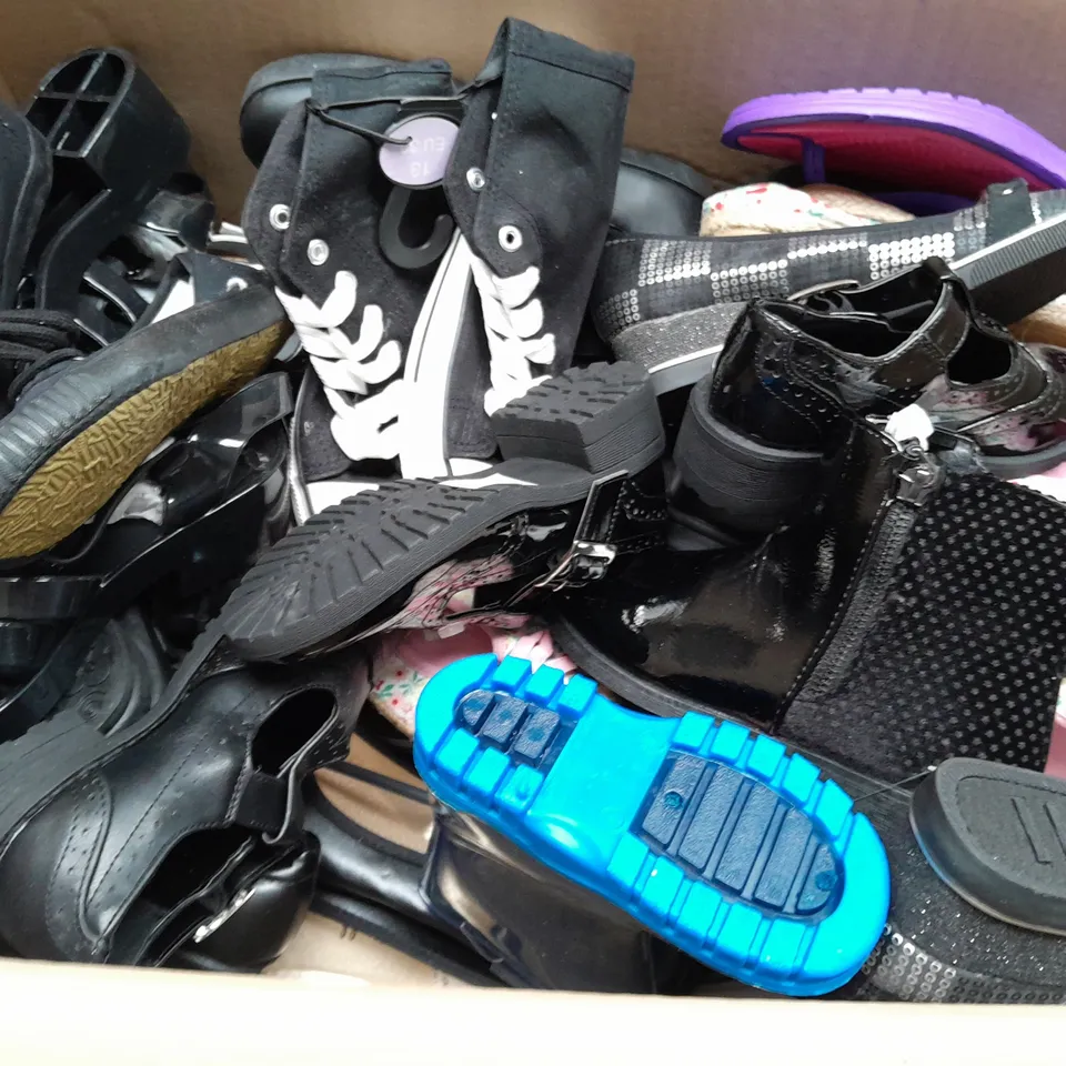 BOX OF APPROX 32 ASSORTED KIDS SHOES IN VARIOUS SIZES & COLOURS 