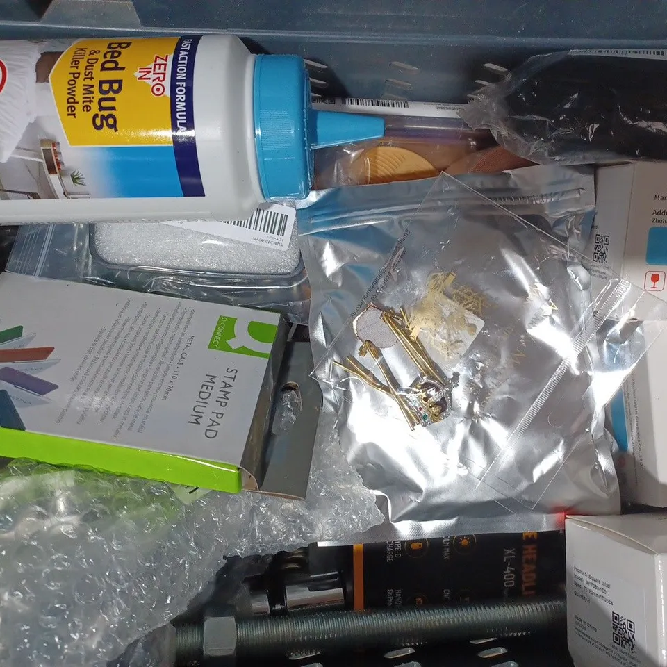 APPROXIMATELY 15 ASSORTED HOUSEHOLD ITEMS TO INCLUDE CONFETTI INK, EGG SLICER, ETC