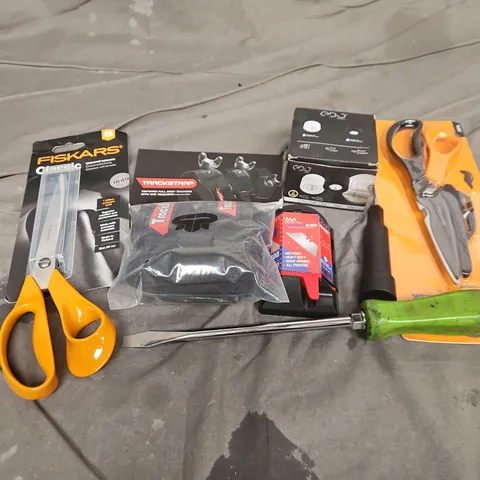 APPROXIMATELY 15 ASSORTED HOUSEHOLD ITEMS TO INCLUDE EDO ZALDA OV LIGHTS, SCISSORS, UTILITY KNIFE BLADES, ETC - COLLECTION ONLY