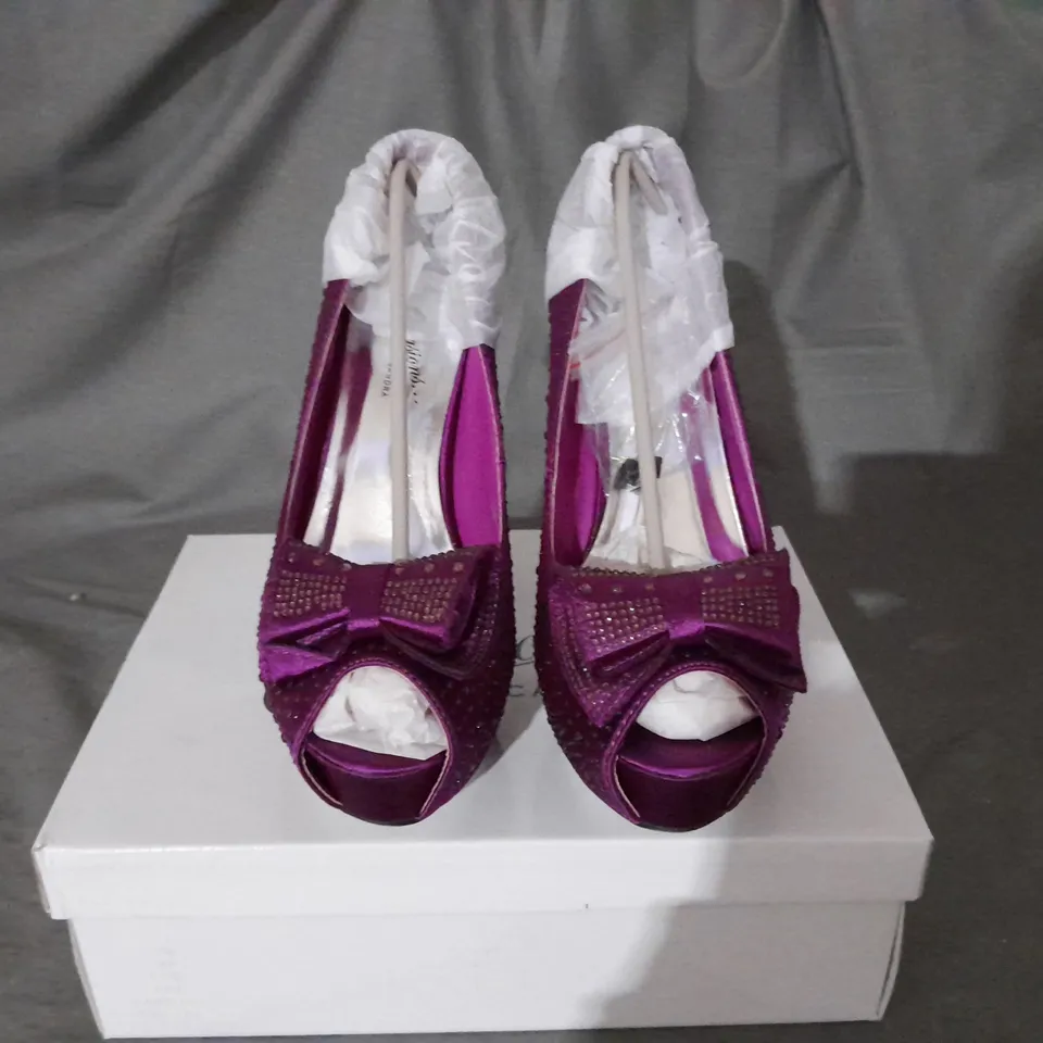 APPROXIMATELY 10 PURPLE TALL PLATFORM HIGH HEELS WITH BOW TO INCLUDE SIZE 4/5/6/7