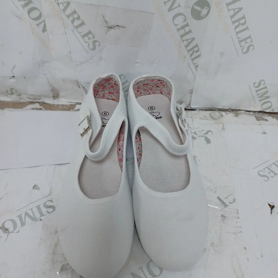 LOT OF 8 PAIRS OF WHITE ZONE CANVAS PUMPS