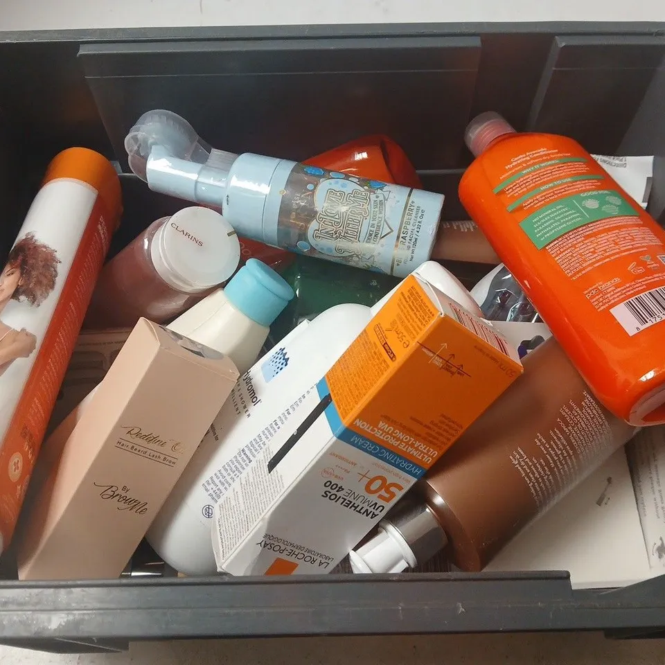 APPROXIMATELY 15 ASSORTED HEALTH & BEAUTY PRODUCTS TO INCLUDE CLARINS SOOTHING TONING LOTION, CANTU CONDITIONER, HYDROMOL BATH ADDITIVE, ETC - COLLECTION ONLY