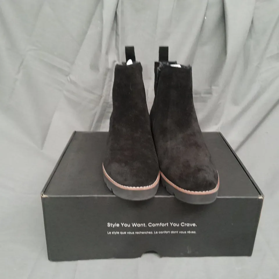 BOXED PAIR OF VIONIC CHARM BRIGHTON CHELSEA BOOTS IN BLACK SIZE 6