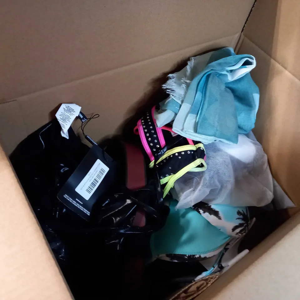 LOT OF APPROX. 15 ASSORTED CLOTHING ACCESSORIES  IN VARYING SIZES/COLOURS/STYLES TO INCLUDE: HATS, BAGS, BRA'S