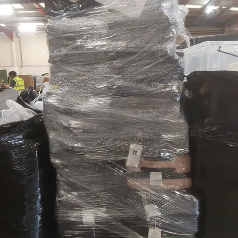 PALLET CONTAINING A VERY LARGE QUANTITY OF ASSORTED SUITCASES