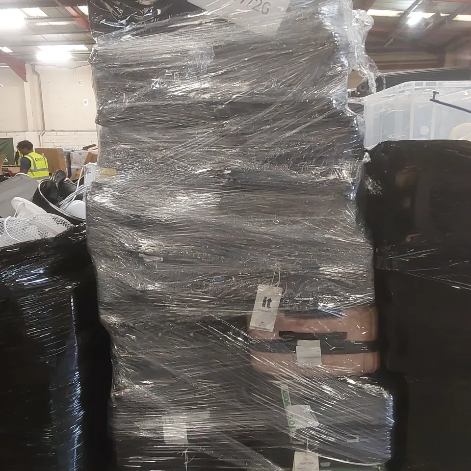 PALLET CONTAINING A VERY LARGE QUANTITY OF ASSORTED SUITCASES