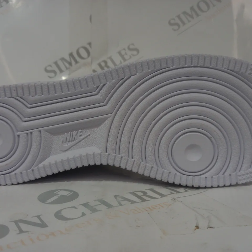 BOXED PAIR OF NIKE AIR FORCE 1 LE SHOES IN WHITE UK SIZE 5