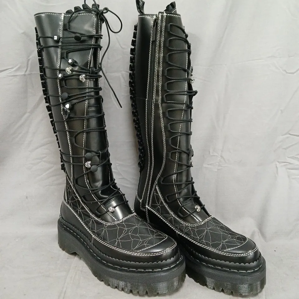 BOXED PAIR OF DR MARTENS XTRIM FRILL KNEE-HIGH BOOTS IN BLACK SIZE UK 7