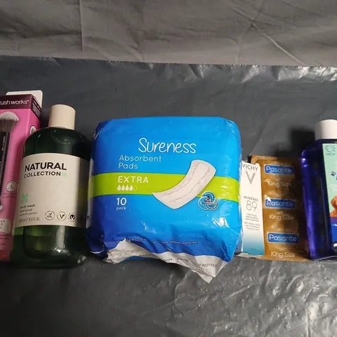 APPROXIMATELY 15 ASSORTED HEALTH & BEAUTY PRODUCTS TO INCLUDE CONDOMS, PADS AND MAKEUP BRUSH
