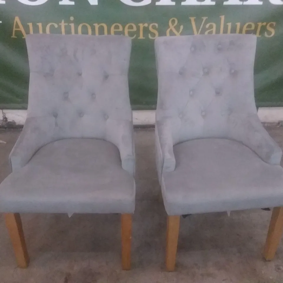 SET OF 2 DESIGNER DUKE LIGHT GREY FABRIC BUTTON BACK DINING CHAIR (OAK LEG)