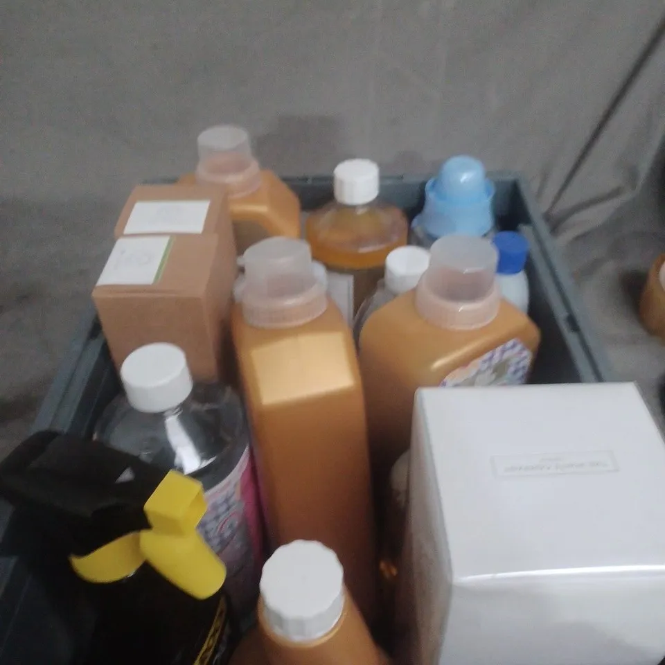 APPROXIMATELY 15 ASSORTED HOUSEHOLD LIQUIDS INCLUDING FABRIC SOFTENER , KILROCK GROUT CLEANER AND MULTI SURFACE CLEANER