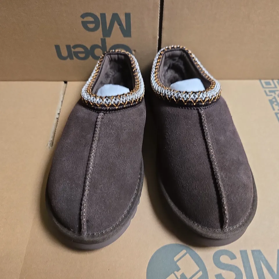 UNBOXED PAIR OF KUWANS WOMENS CLASSIC SHQHT STUDI IN DARK BROWN - SIZE 38