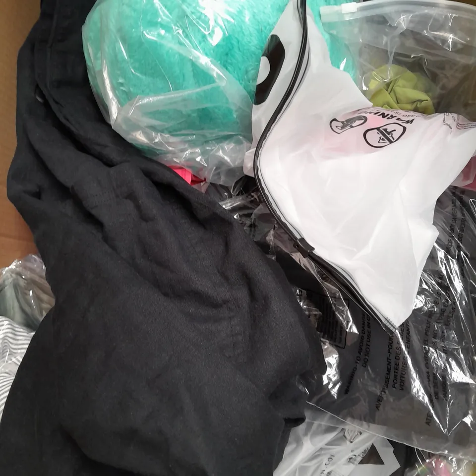 APPROXIMATELY 20 ASSORTED CLOTHING ITEMS IN VARIOUS SIZES AND STYLES TO INCLUDE - JEANS, TROUSERS, HOODIE, ETC