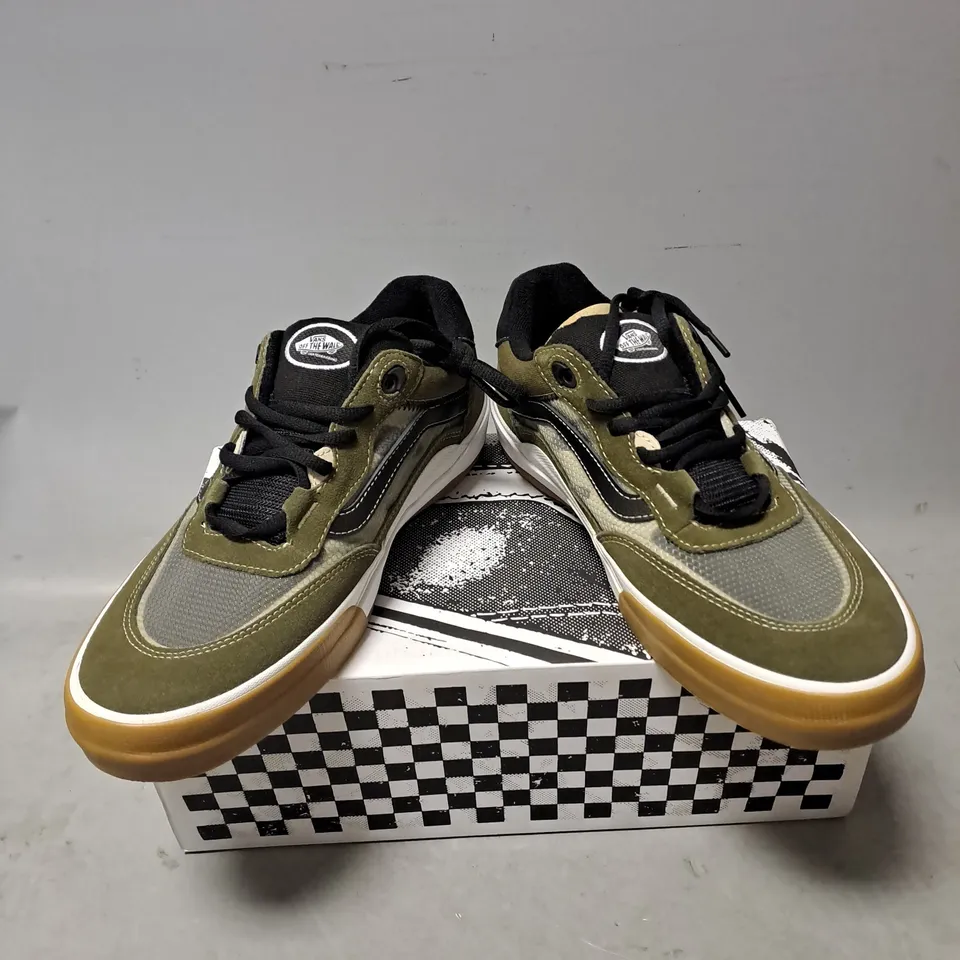 BOXED PAIR OF VANS OFF THE WALL WAYVEE SKATE SHOES IN DARK OLIVE SIZE 9