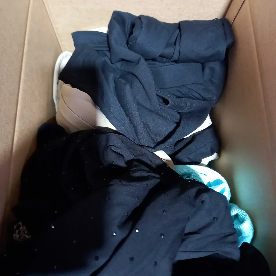 LOT OF APPROXIMATELY 10 ASSORTED CLOTHING ITEMS IN VARIOUS SIZES TO INCLUDE WYNNE LOUNGE, FRANK USHER, WHITE STUFF ETC