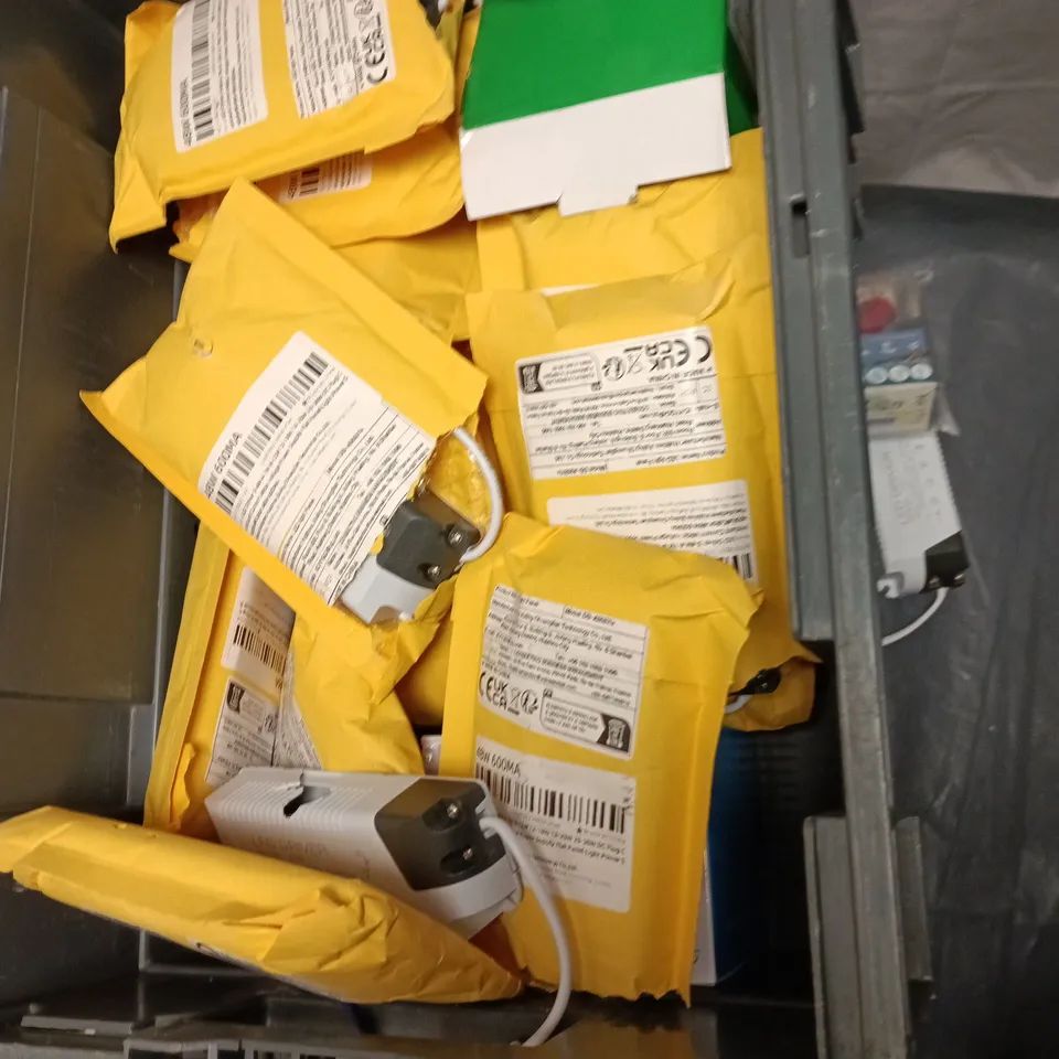 BOX OF APPROXIMATELY 15 ASSORTED ELECTRONIC ITEMS TO INCLUDE:LED DRIVER AND SAFTEY LIGHTS