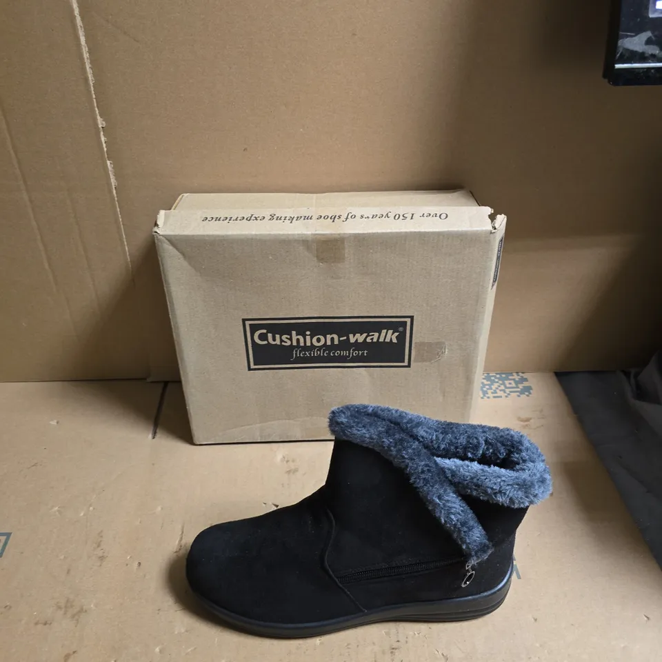 CUSHION-WALK WOMEN'S BLACK ANKLE BOOT WITH FAUX-FUR LINING – UK SIZE 7 