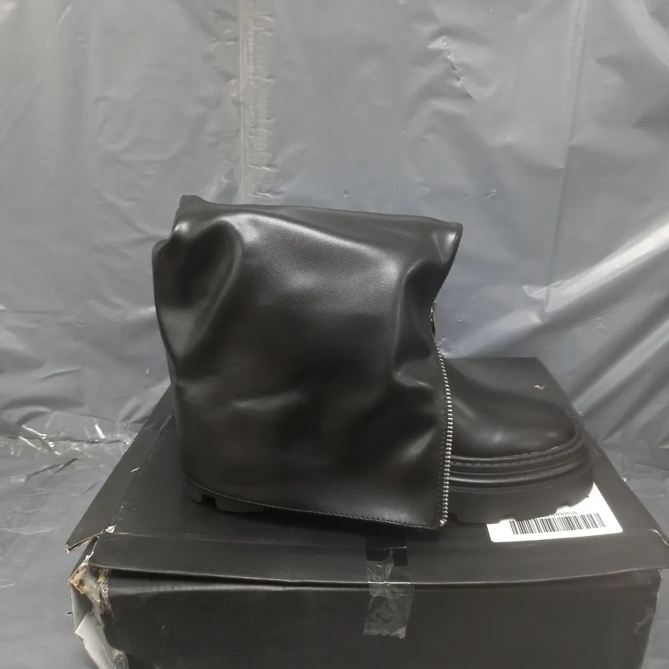 BOXED RAID ZIP DETAIL KNEE HIGH BOOT SIZE 5 