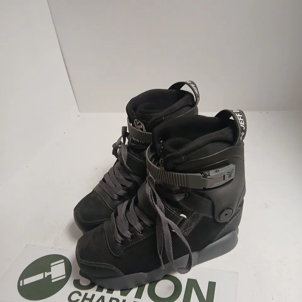 SNOWBOARD BOOTS, BLACK, PAIR UK 9