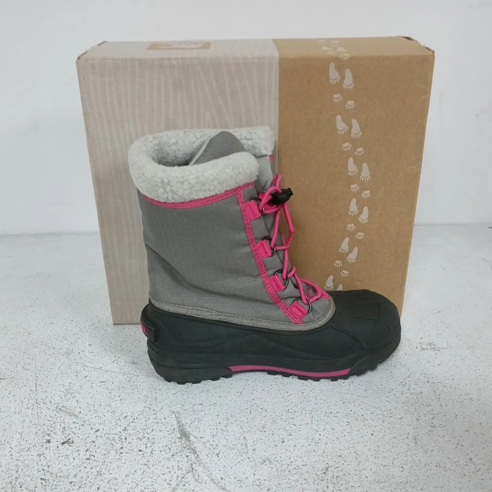 BOXED PAIR OF SOREL YOUTH CUMBERLAND 2 BOOTS IN LIGHT GREY/PINK - UK 4.5