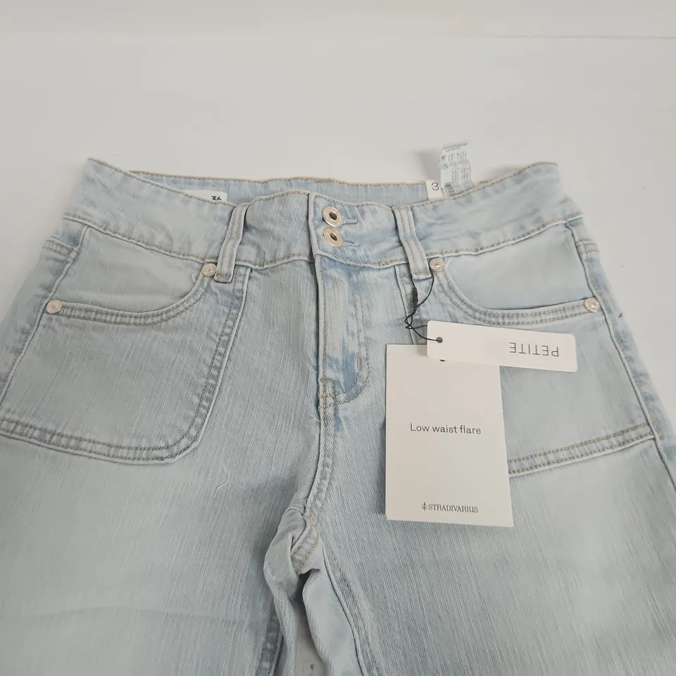 STRADIVARIUS PETITE LOW WAIST FLARE JEANS IN LIGHT BLUE - 36 UK 8